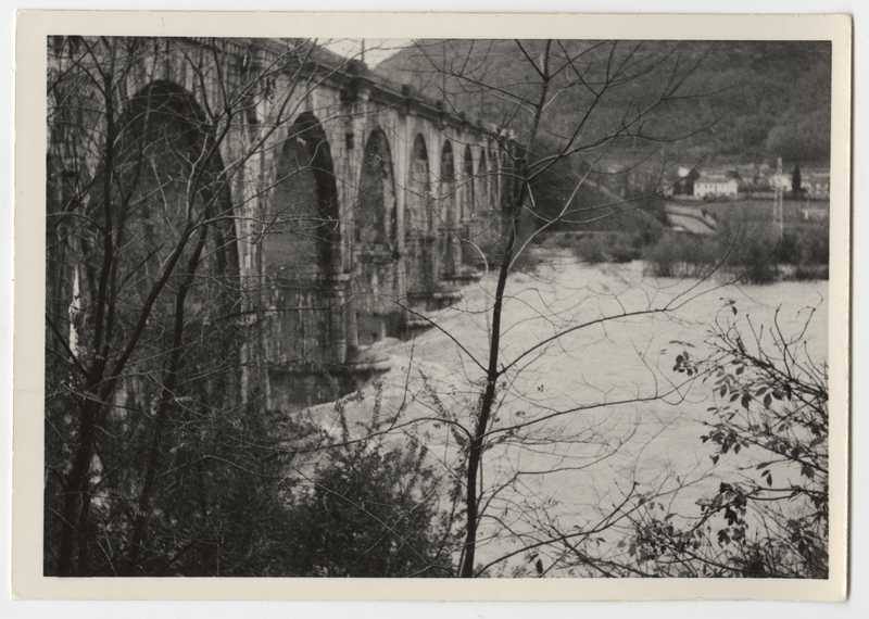 Fiume Isonzo in piena, Gorizia. Opera di sbarramento. Ponte ferroviario